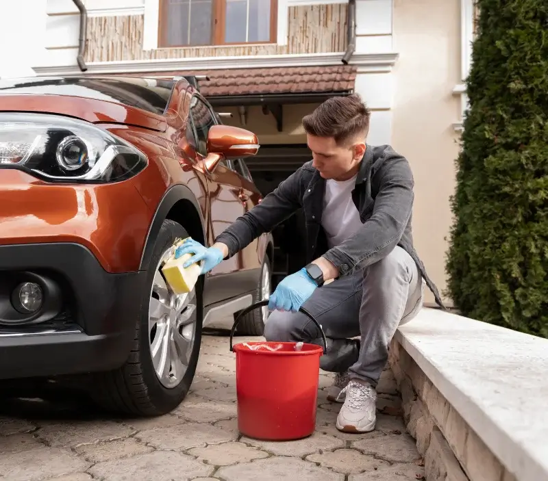 Lavage auto à domicile Plouëc-du-Trieux : professionnel intervenant sur un véhicule
